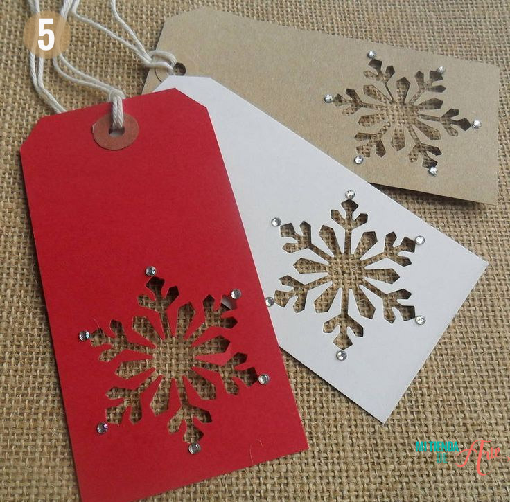 tag de navidad con copos de nieve